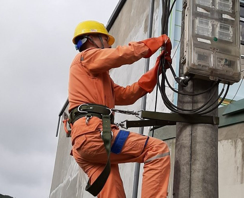 Công nhân Điện lực Sìn Hồ kiểm tra an toàn lưới điện.